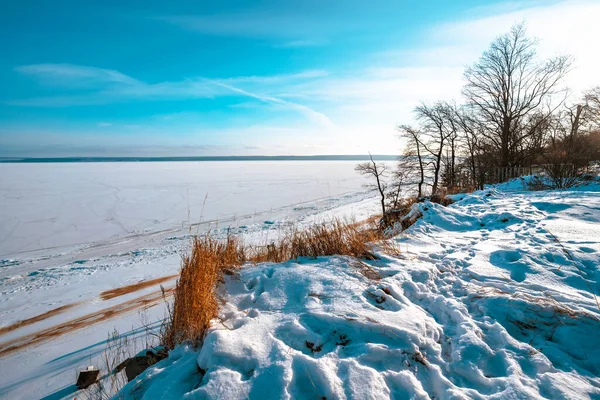 Bovenaanzicht Van Een Bevroren Rivier Met Zichtbare Paden Een Koude — Stockfoto