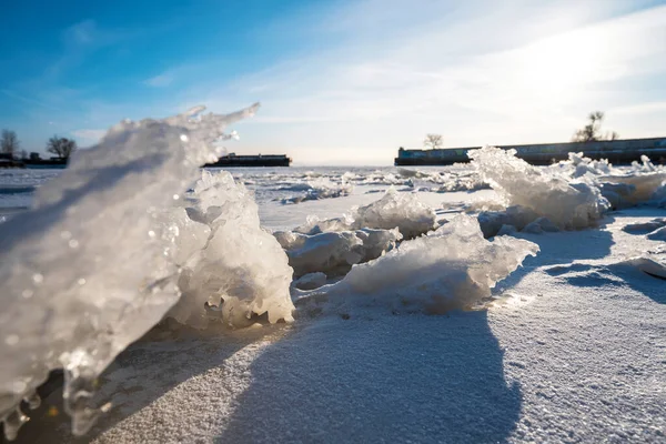 Ijs Het Besneeuwde Oppervlak Van Een Ijzige Rivier Winterachtergrond — Stockfoto