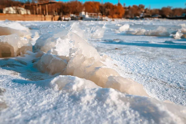 Ijs Het Besneeuwde Oppervlak Van Een Ijzige Rivier Winterachtergrond — Stockfoto