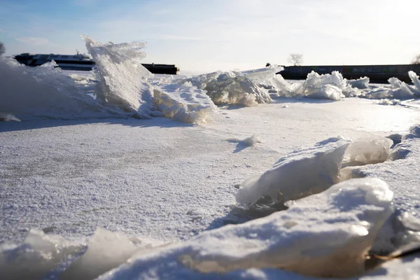 Ijs Het Besneeuwde Oppervlak Van Een Ijzige Rivier Winterachtergrond — Stockfoto