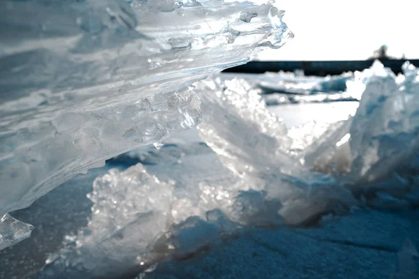 Buzlu Bir Nehrin Karlı Yüzeyinde Buz Kış Arkaplanı — Stok fotoğraf