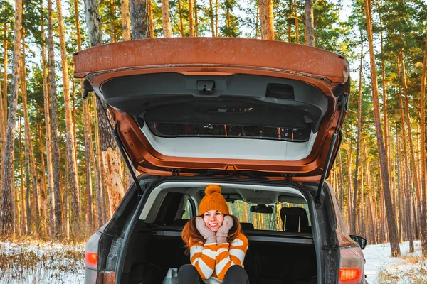 Una Mujer Sonriente Suéter Sombrero Sienta Tronco Abierto Coche Contra — Foto de Stock