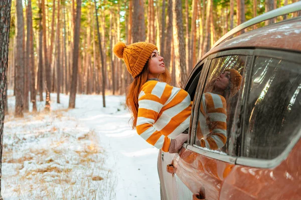 Una Mujer Sonriente Suéter Sombrero Mira Por Ventana Del Coche — Foto de Stock