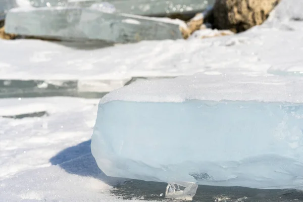 Ishummocks Frusen Flod Stora Bitar Närbild Vinter Bakgrund — Stockfoto