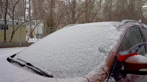 Ένας Άνθρωπος Αφαιρεί Χιόνι Από Ένα Αυτοκίνητο Μια Βούρτσα Χιονισμένο — Αρχείο Βίντεο