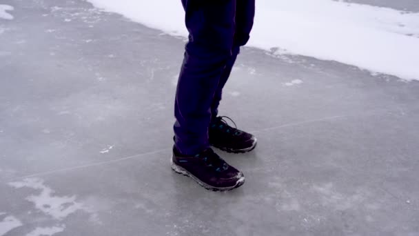 Ein Mann Winterschuhen Rutscht Auf Dem Eis — Stockvideo