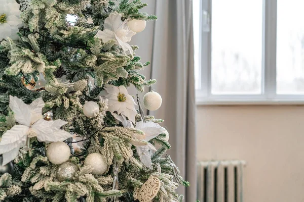 Vánoční Strom Borovice Dekor Představuje Nový Rok Domů Zimní Intrerier — Stock fotografie