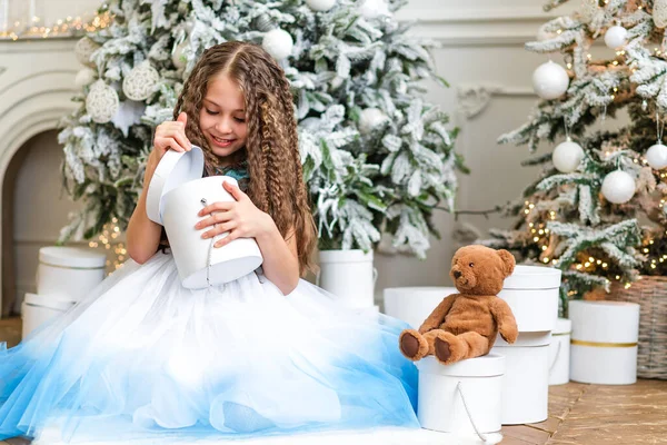Милая Маленькая Девочка Праздничном Платье Лежит Ковре Елкой Светлом Интерьере — стоковое фото