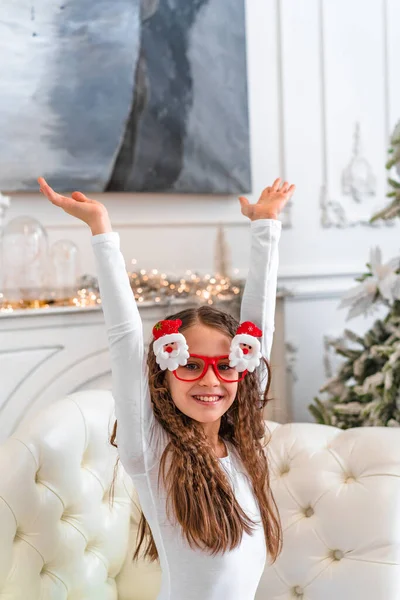 Niña Feliz Traje Blanco Gafas Divertidas Sonríe Hace Una Cara — Foto de Stock