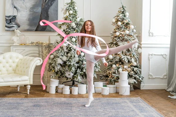 Eine Hübsche Kleine Turnerin Weißem Sportdress Turnt Der Weihnachtszeit Einem — Stockfoto