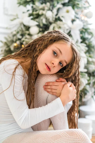 Ευτυχισμένο Χαμογελαστό Κοριτσάκι Που Κάθεται Στο Χαλί Δίπλα Στο Χριστουγεννιάτικο — Φωτογραφία Αρχείου