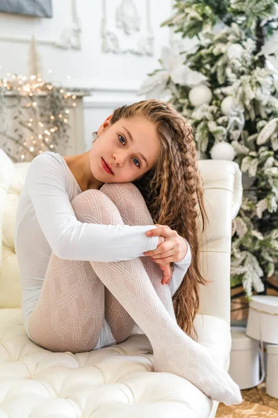 Feliz Niña Sonriente Sentada Alfombra Junto Árbol Navidad Casa Esperando — Foto de Stock