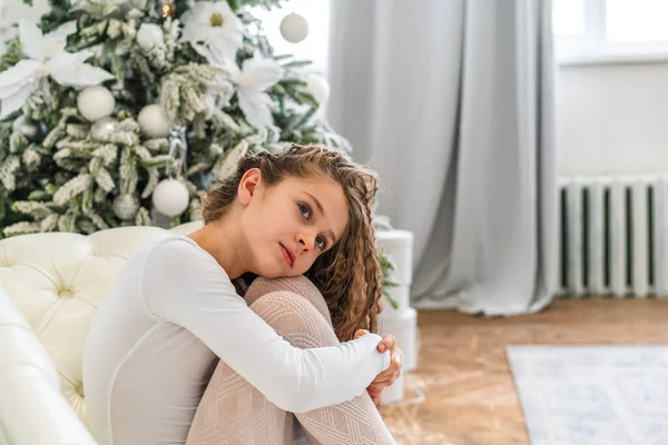 Feliz Sorrindo Menina Sentada Tapete Junto Árvore Natal Casa Espera — Fotografia de Stock