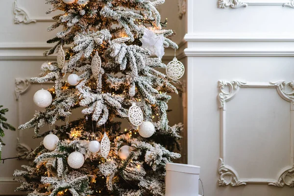 Χριστουγεννιάτικο Δέντρο Πεύκο Διακόσμηση Παρουσιάζει Νέο Έτος Σπίτι Χειμώνα Intrerier — Φωτογραφία Αρχείου