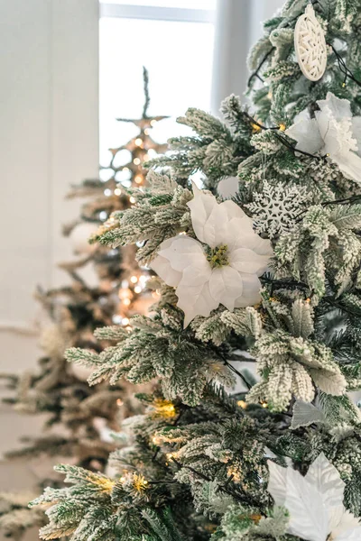 Karácsonyfa Fenyő Dekoráció Bemutatja Újév Otthon Tél Intrerier — Stock Fotó