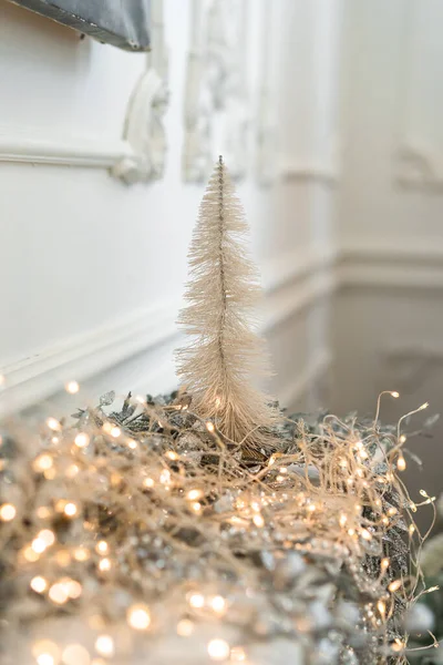 Sapin Noël Dresse Sur Une Guirlande Noël Fond Noël — Photo