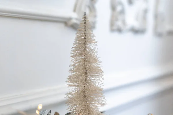 Ένα Χριστουγεννιάτικο Δέντρο Παιχνίδι Στέκεται Μια Χριστουγεννιάτικη Γιρλάντα Χριστουγεννιάτικο Φόντο — Φωτογραφία Αρχείου