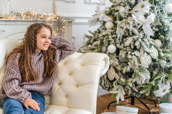 Uma Menina Vestida Com Uma Camisola Malha Quente Senta Sofá — Fotografia de Stock