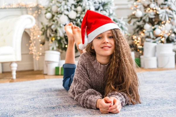 Menina Encaracolado Encaracolado Encantador Vestindo Chapéu Papai Noel Sorri Olha — Fotografia de Stock