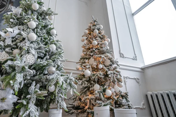 Hermosa Habitación Decorada Con Árbol Navidad Chimenea Sillón Con Manta —  Fotos de Stock