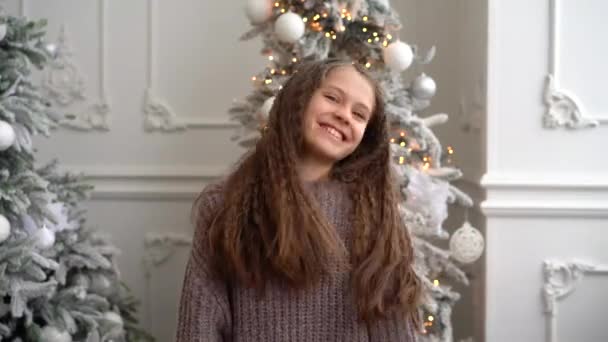 一个毛茸茸的小女孩穿着一件暖和的毛衣 正在做鬼脸 玩乐着 — 图库视频影像