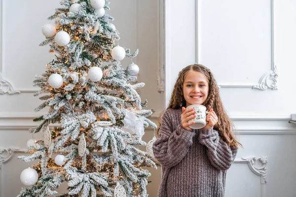 Una Niña Pequeña Suéter Acogedor Bebe Cacao Una Taza Una —  Fotos de Stock