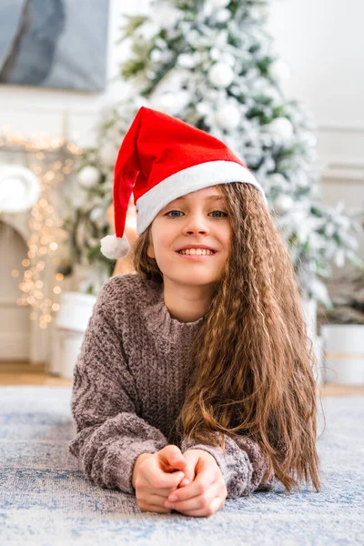 Мила Дівчинка Посміхається Дивиться Камеру Яскравій Студії Різдвяними Прикрасами — стокове фото