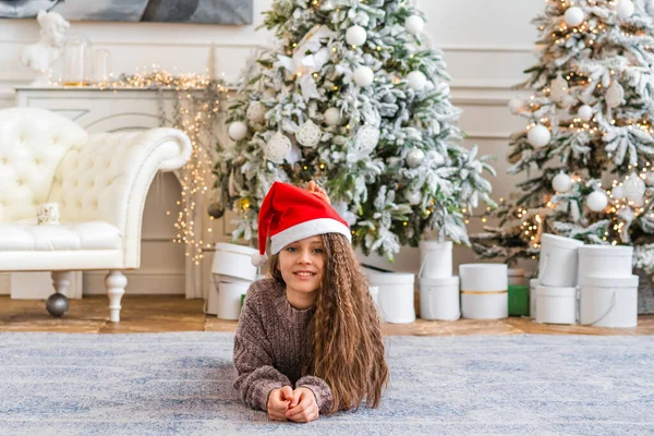 Una Niña Pequeña Suéter Azul Acogedor Encuentra Alfombra Bajo Árbol — Foto de Stock