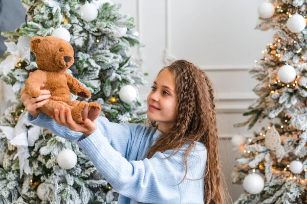 Κοριτσάκι Που Παίζει Χριστουγεννιάτικο Αρκουδάκι — Φωτογραφία Αρχείου