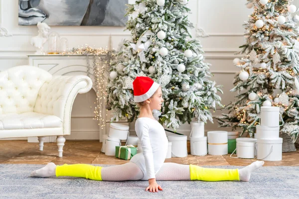 Hermosa Niña Realiza Ejercicios Gimnasia Estudio Con Decoración Navidad — Foto de Stock