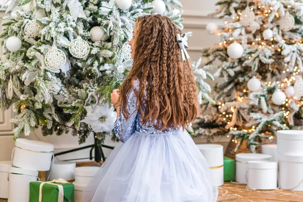 Visão Traseira Uma Menina Com Cabelo Encaracolado Senta Chão Lado — Fotografia de Stock