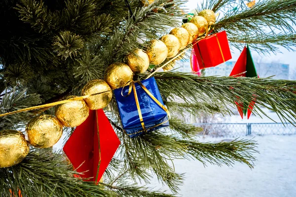 Albero Natale Nel Cortile Della Scuola Inverno Fuori — Foto Stock