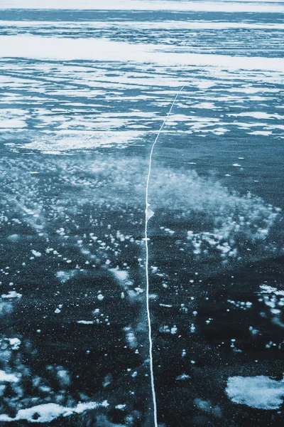 Belo Gelo Azul Lago Com Rachaduras Abstratas Bolhas Congeladas Inverno — Fotografia de Stock