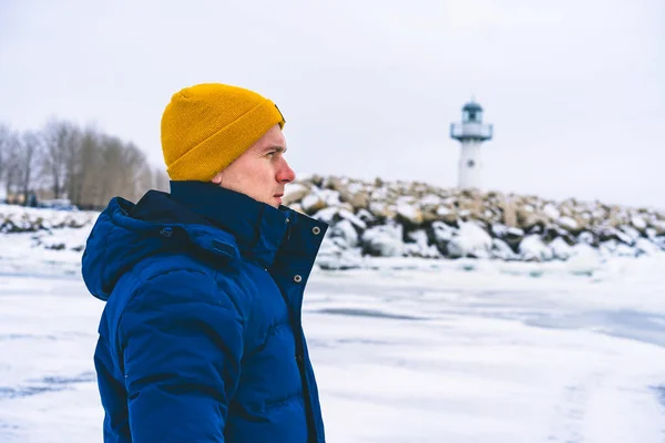 Homme Chapeau Jaune Marche Sur Rivière Glacée Volga — Photo