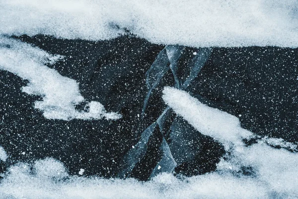 Gyönyörű Kék Jég Elvont Repedések Fagyasztott Levegő Buborékok Télen — Stock Fotó