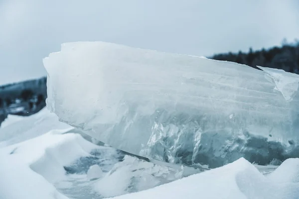 얼음이 호수의 얼음에서 얼음덩어리들이 날얼어붙어 있습니다 — 스톡 사진