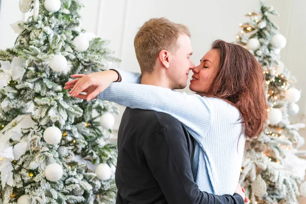 Atractivo Feliz Pareja Hombre Mujer Día Navidad Pie Delante Del — Foto de Stock