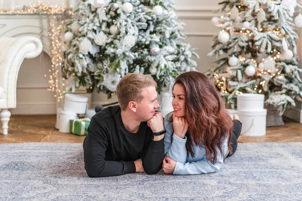 Atractivo Feliz Pareja Hombre Mujer Día Navidad Pie Delante Del — Foto de Stock