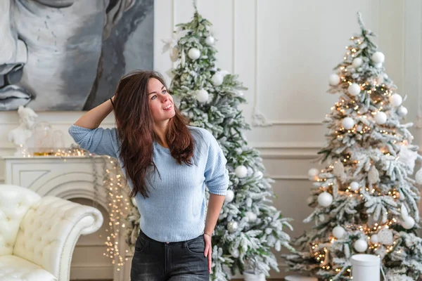 Retrato Una Joven Morena Interior Navideño — Foto de Stock