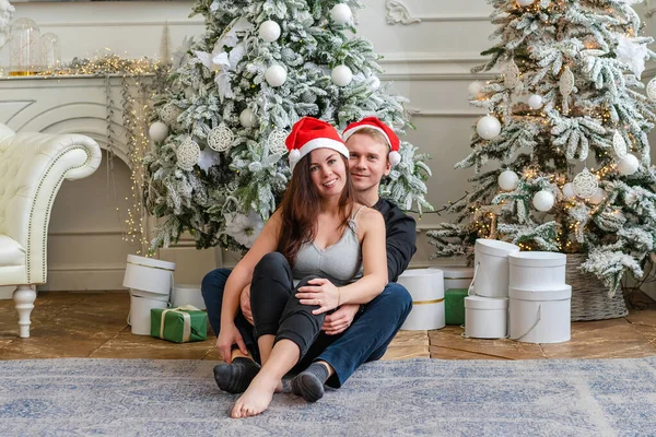 Atrakcyjna Szczęśliwa Para Mężczyzna Kobieta Boże Narodzenie Stoi Przed Ozdobionym — Zdjęcie stockowe