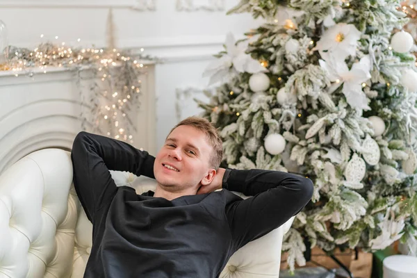 Hombre Feliz Con Regalos Año Nuevo Sentado Alfombra Fondo Navidad — Foto de Stock