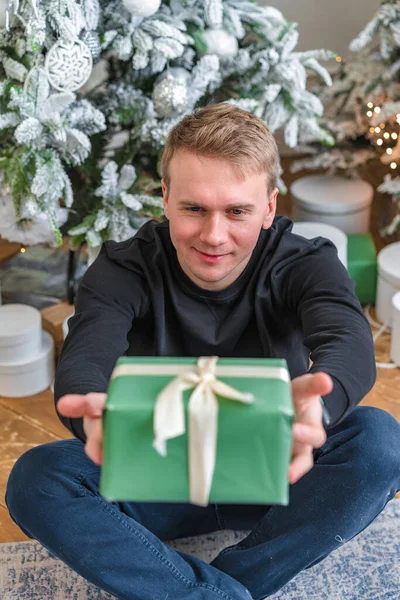 Ευτυχισμένος Άνθρωπος Δώρα Της Πρωτοχρονιάς Κάθεται Στο Χαλί Στο Φόντο — Φωτογραφία Αρχείου