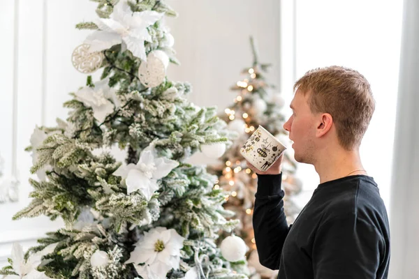 Manhã Natal Jovem Cabelo Loiro Fica Sala Estar Segurando Uma — Fotografia de Stock