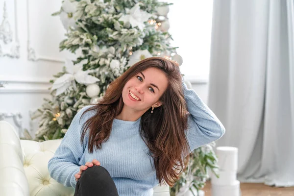 Retrato Una Joven Morena Interior Navideño — Foto de Stock