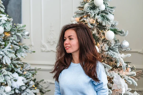 Retrato Una Joven Morena Interior Navideño —  Fotos de Stock