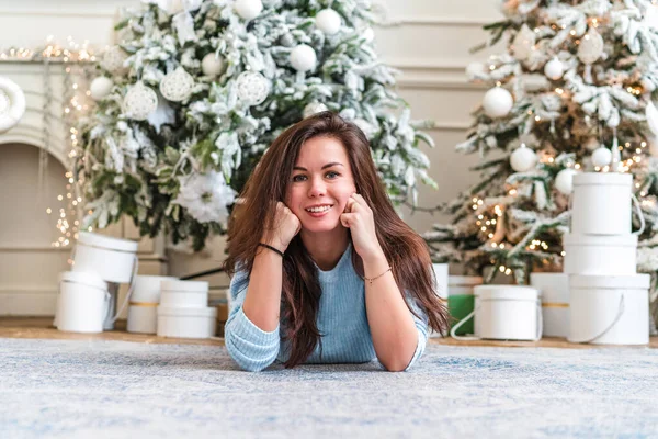 Retrato Una Joven Morena Interior Navideño — Foto de Stock