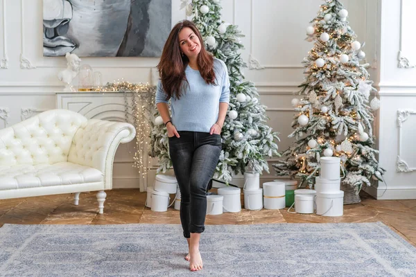 Retrato Una Joven Morena Interior Navideño — Foto de Stock