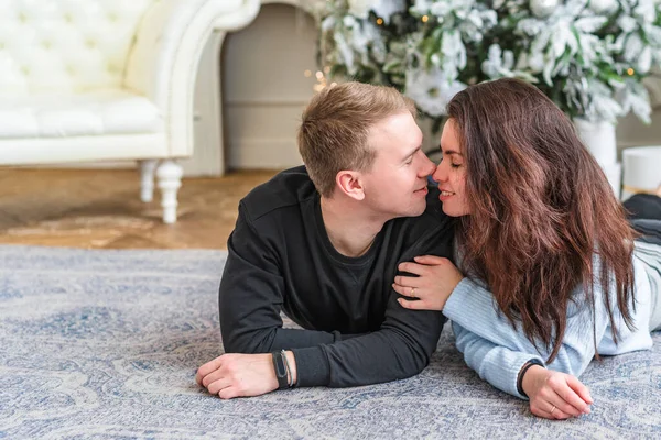 Atractivo Feliz Pareja Hombre Mujer Día Navidad Pie Delante Del — Foto de Stock