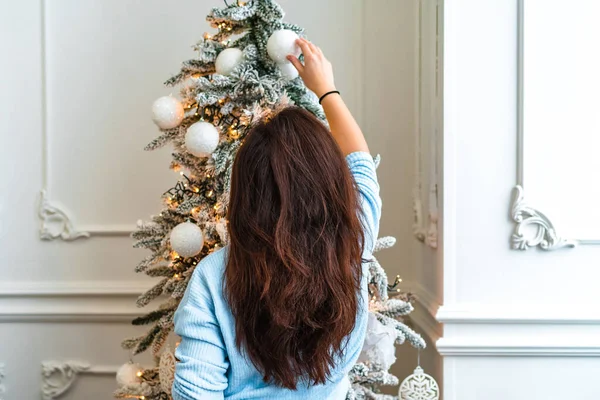 Jovem Morena Uma Camisola Aconchegante Termina Para Decorar Árvore Natal — Fotografia de Stock