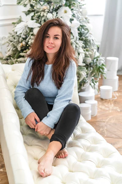 Retrato Una Joven Morena Interior Navideño — Foto de Stock